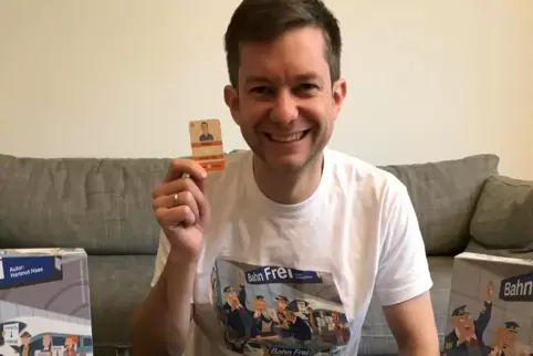 Spieleerfinder Hartmut Haas mit seinem Erstlingswerk. Auf die Idee kam er durch einen Bahnunfall. 