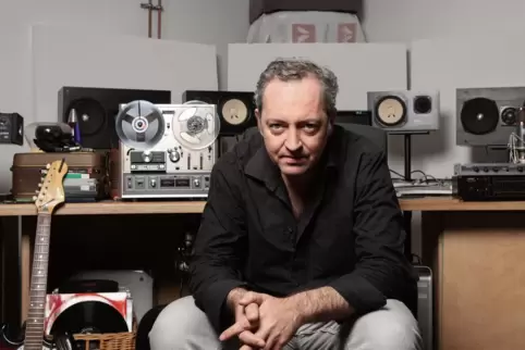 Eher analog: Rainald Grebe. 