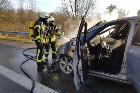 Die Nachlöscharbeiten zogen sich laut Feuerwehr in die Länge. 