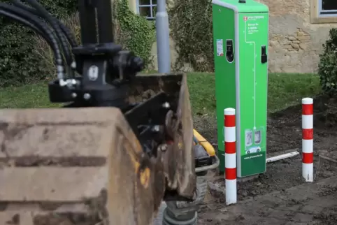 Der Bagger hat gebuddelt, damit zukünftig zwei Autos an dieser Säule geladen werden können.