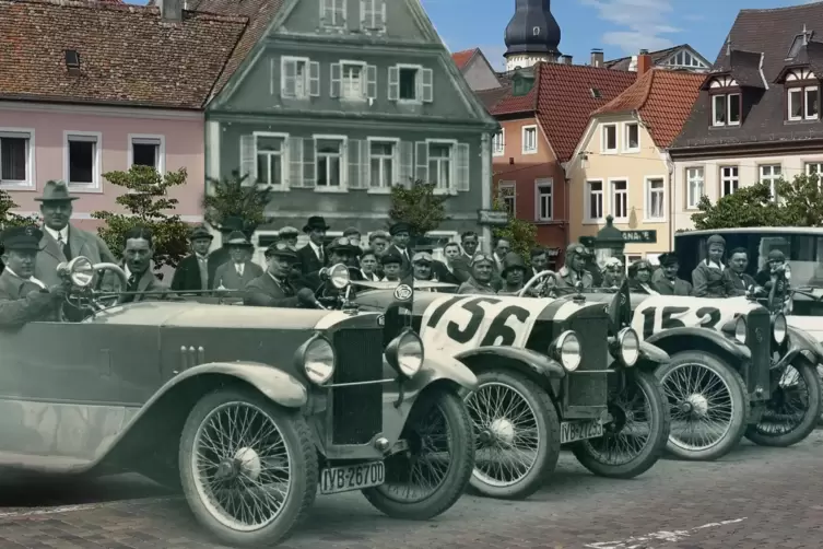 Die Wagenparade von Franz Heim auf dem Königsplatz in Speyer überlagert mit einem Bild , das fast 100 Jahre später an der gleich
