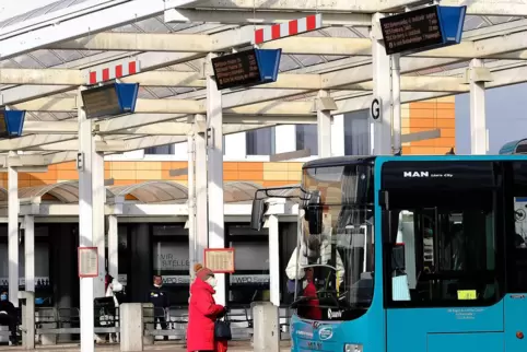 Wenige kleine Lampen spenden abends Licht an der Busstation vor dem Homburger Hauptbahnhof.