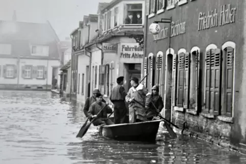 1955: Wassertaxi wider Willen bei einer Bootsfahrt in der Altstadt.