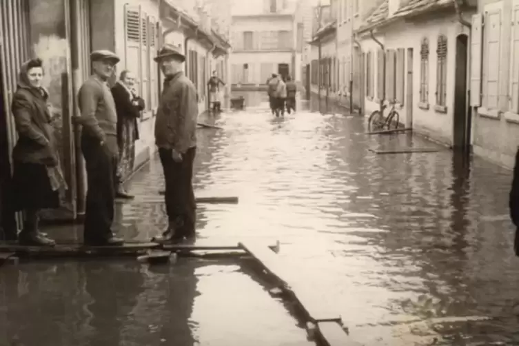 1955: staunende Bewohner auf Br&uuml;ckchen in der Steinmetzergasse. 