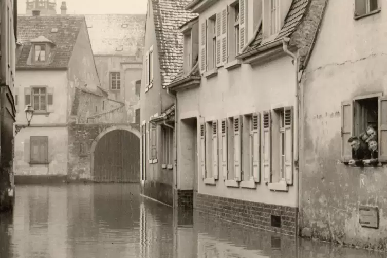 1955: Wasserstra&szlig;e Salzturmgasse. 