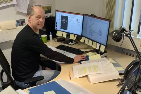 Zurzeit arbeitet er mehr an seinem Schreibtisch als im Testlabor: Stefan Panzer am Sportwissenschaftlichen Institut (SWI) in Saa