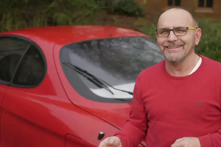 Rudi Uher liebt Autos und ganz besonders seinen 21 Jahre alten Mazda. 