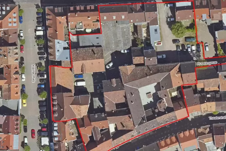 In den Uferschen H&ouml;fen in der Altstadt wird es keinen Citymarkt geben. Die rote Linie umrei&szlig;t das Quartier, das neu gestaltet wi