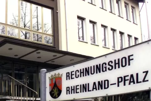 Wenn Beamte während ihrer Beurlaubung bis zu 200.000 Euro jährlich in einem neuen Job verdienen, ist das laut Rechnungshof nicht