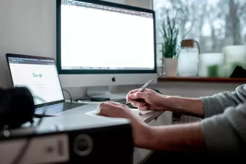Ein separater Bildschirm zum Laptop, wie an diesem Arbeitsplatz, schont auf Dauer nicht nur die Augen, sondern auch Nacken und S
