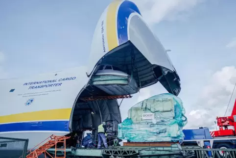 Um die Lieferzeiten zu verkürzen, wurden die ersten acht Wickert-Pharmapressen mit einer Antonov 124-100, einem der größten Frac