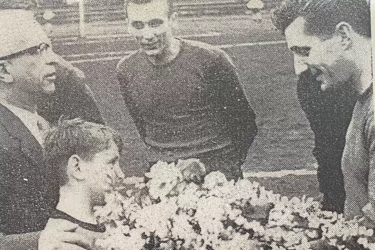 Der Beweis: Der kleine Harald Andres überreicht Fritz Walter (rechts) im Beisein von Oberbürgermeister Edwin Hartmann (links) im