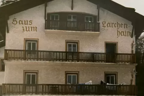 1990: Damals war das „Haus zum Lärchenhain“ der Wirtsfamilie Egger noch eine Pension. Inzwischen ist es, mehrmals umgebaut, ein 