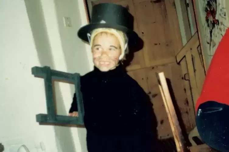 1989: Benjamin Egger genie&szlig;t als Schornsteinfeger die Fasnacht. Er ist voraussichtlich in dritter Egger-Generation bald der Chef