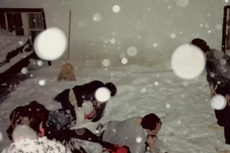 1987: Kleine Schneeballschlacht gef&auml;llig? Ein etwas anderes Abendprogramm, zum &bdquo;Einseifen&ldquo; hat der Schnee allemal gereicht. 