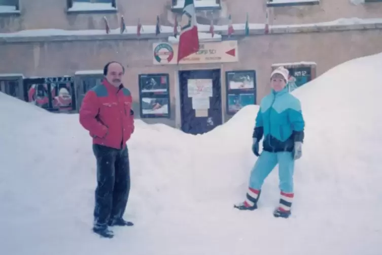 1986: Selbst die Hauptstra&szlig;e vor dem Skischulb&uuml;ro in St. Valentin ist gesperrt, wie Reinhard Franke und Gisela Alt feststellen m