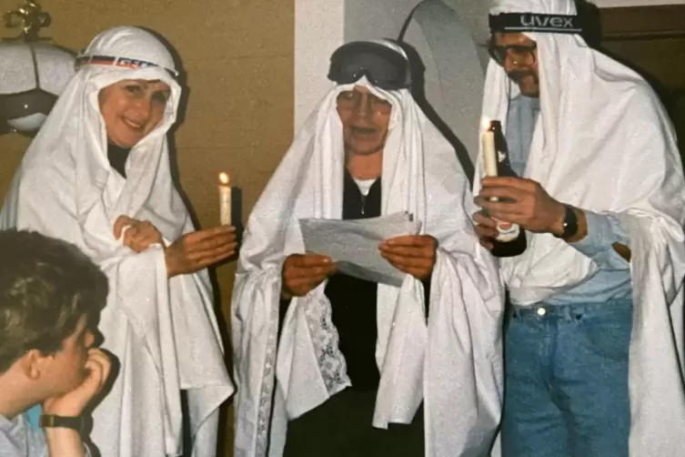 1990: Skitaufe mit (stehend von links) den HHG-Lehrern Rosemarie Pendt, Heinz-Kurt Weskamp und dem bereits verstorbenen Rigobert