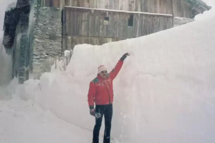 1986: Der sp&auml;tere stellvertretende Schulleiter Reinhard Franke, zeigt beim Spaziergang an, wie hoch der Schnee in St. Valentin l