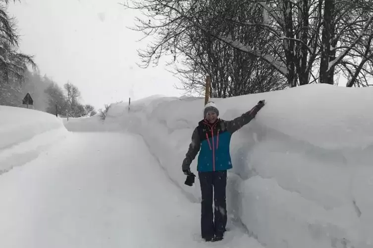 2018: Ulrike Pfeiffer (heutige Mit-Organisatorin der Fahrt) beweist, dass &uuml;ber 30 Jahre sp&auml;ter kaum weniger Schnee gefallen ist.