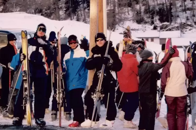 2003: Eine Skigruppe des Zweibr&uuml;cker Helmholtz-Gymnasiums wartet am Ortsausgang von Reschen auf den Skibus &ndash; ein h&auml;ufiges Ritual