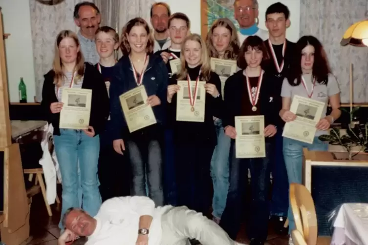 2003: Siegerehrung mit Werner Eberle (vorne) und (hinten von links) Bernhard Welsch, Aushilfsskilehrer Matthias M&uuml;ller und Rolf 