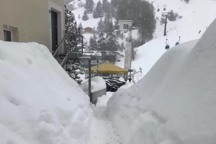 2018: Eine abenteuerliche Schneise durch die Schneemassen, kurz hinter dem ehemaligen Roby-Keller, f&uuml;hrt zur Talstation der Haid