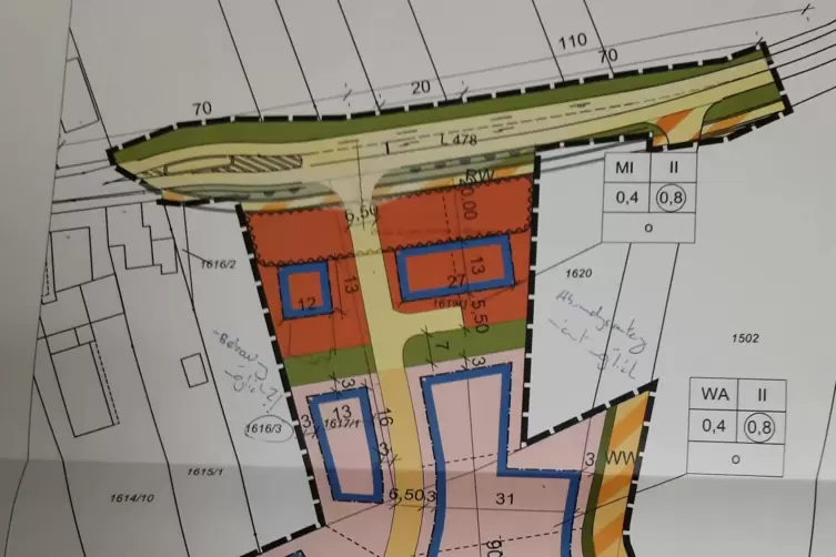 Der Plan fürs Neubaugebiet: oben die Landstraße, das orangefarben eingezeichnete Mischgebiet und rosa das Wohngebiet. Die Straße