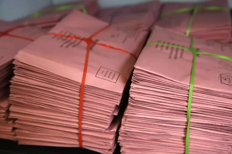 Stimmzettel in Briefwahlumschlägen. 