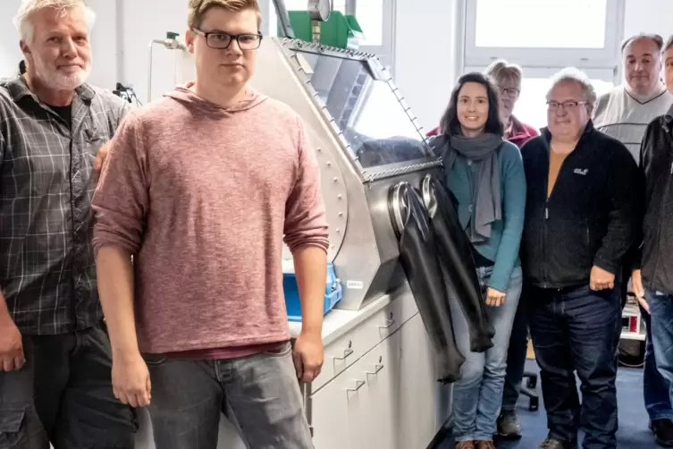 Physiko-Chemiker Gregor Hoogers (rechts) mit seinem Team am Kompetenzzentrum Brennstoffzelle vor einigen Monaten. Die Mitarbeite