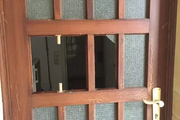 Mit Pflastersteinen wurden die Glasscheiben an der Tür zum Kühlraum eingeworfen.