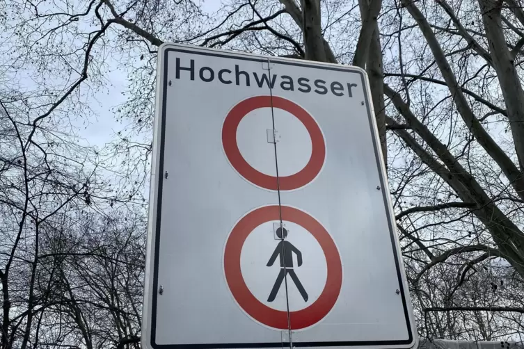 Die Schilder sind eindeutig: Doch es gibt Schaulustige, die sich nicht daran halten. 