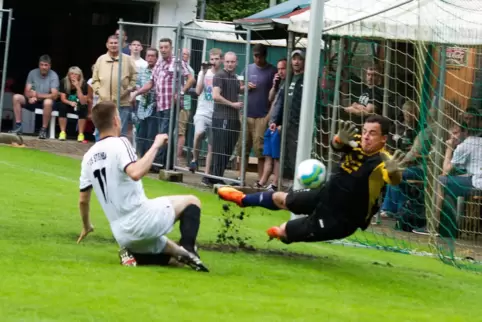 Eine Konstante auf der Trainerbank, wenn es darauf ankommt, aber auch torgefährlich: Steinbachs Coach Timothy Hanauer (links), h