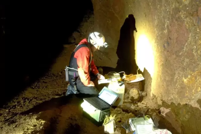 Höhlenforscher Thomas Wagner bei der Kontrolle der Wasserstands-Messeinrichtung in der Erzgrube Nothweiler. Höhlenforscher Thomas Wagner bei der Kontrolle der Wasserstands-Messeinrichtung in der Erzgrube Nothweiler.