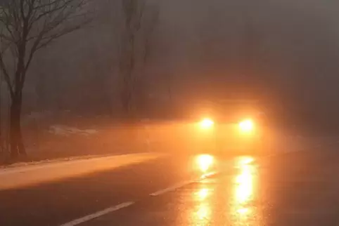 Autofahrer müssen sich auf glatte Straßen einstellen. 