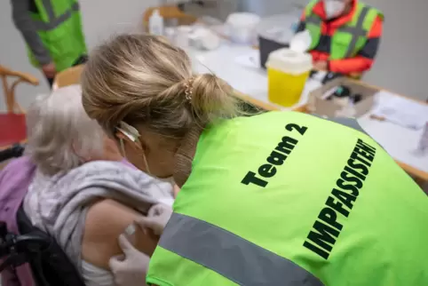 Überschüssige Dosen dürfen auch an Mitarbeiter der mobilen Teams verimpft werden. 