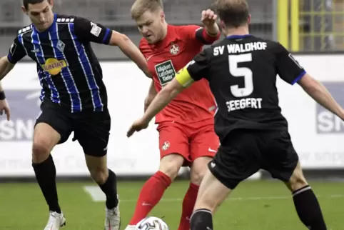 Kaputt, aber glücklich: Jean Zimmer (FCK) behauptet den Ball gegen Waldhofs Marco Schuster (links) und Marcel Seegert (rechts). 