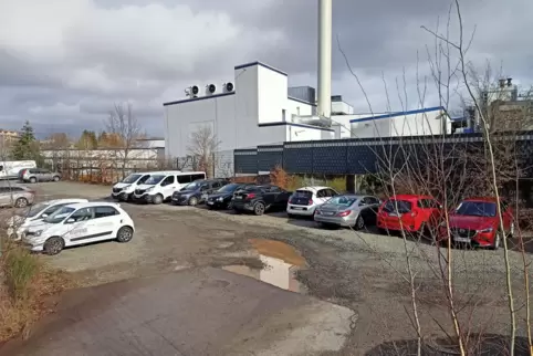 Hinter der früheren Hohenburgschule befindet sich dieser Schotterparkplatz vor der Karlsberg-Brauerei. Hier soll das Parkhaus ge Hinter der früheren Hohenburgschule befindet sich dieser Schotterparkplatz vor der Karlsberg-Brauerei. Hier soll das Parkhaus ge