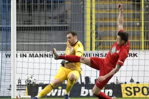 Rote Teufel mit großem Einsatz: FCK-Angreifer Marvin Pourié attackiert Waldhof-Torwart Timo Königsmann. 