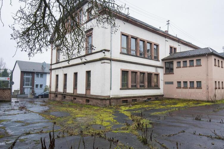 Der Awo-Bezirksverband Pfalz hat das verfallene alte Schulhaus in Hochspeyer gekauft und will ab Herbst auf dem Grundstück einen