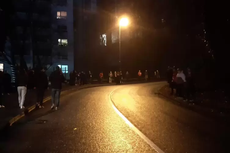 Diszipliniert und mit Abstand stehen die FCK-Fans vor der Ankunft des Mannschaftsbusses am Straßenrand.