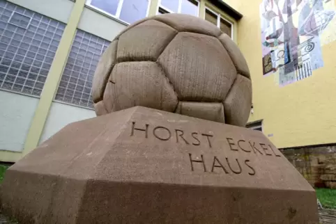 Namensgebung zu Ehren des Fußball-Weltmeisters von 1954, der im vormaligen Gebäude der Realschule Kusel als Sport- und Werklehre