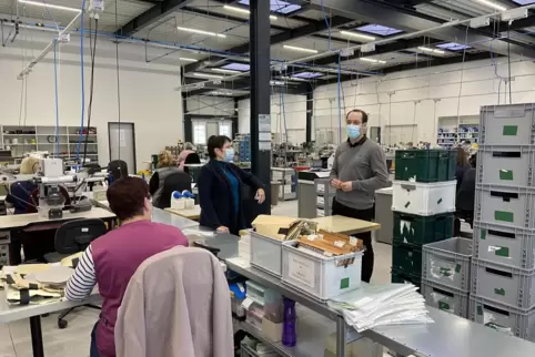 Edith und Matthias Birke in der Stepperei ihres neu gebauten Firmensitzes. 