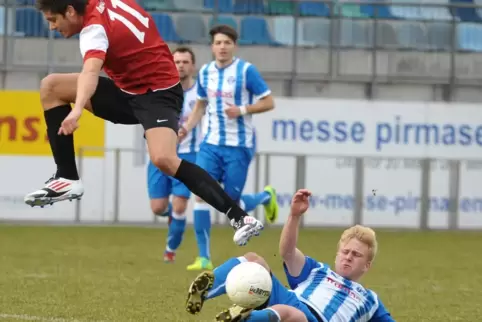 Robin Purdy im März 2012, damals noch in Diensten des FK Pirmasens. Im Spiel gegen Arminia Ludwigshafen grätscht er und klaut Ti