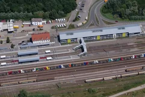 Kurz vor dem Bahnhof Wörth zwang eine Frau mit Kinderwagen den Zug zu einer Notbremsung.