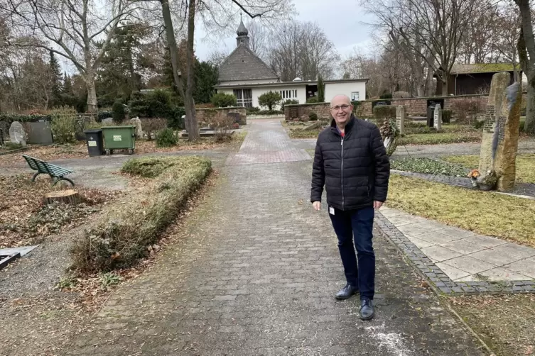 Andere Bestattungsm&ouml;glichkeiten w&uuml;nscht sich Ortsvorsteher Frank Meier auf dem Edigheimer Friedhof. 