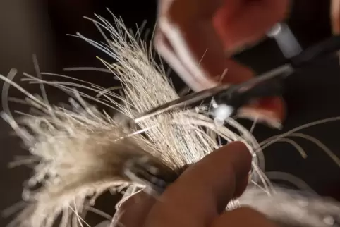 Weil die Friseure geschlossen haben, versucht sich mancher selbst am Kopf des Partners.