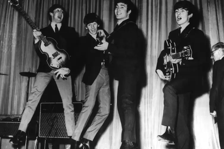 The Beatles 1962 beim Auftritt im Londoner Lyris Theatre. 