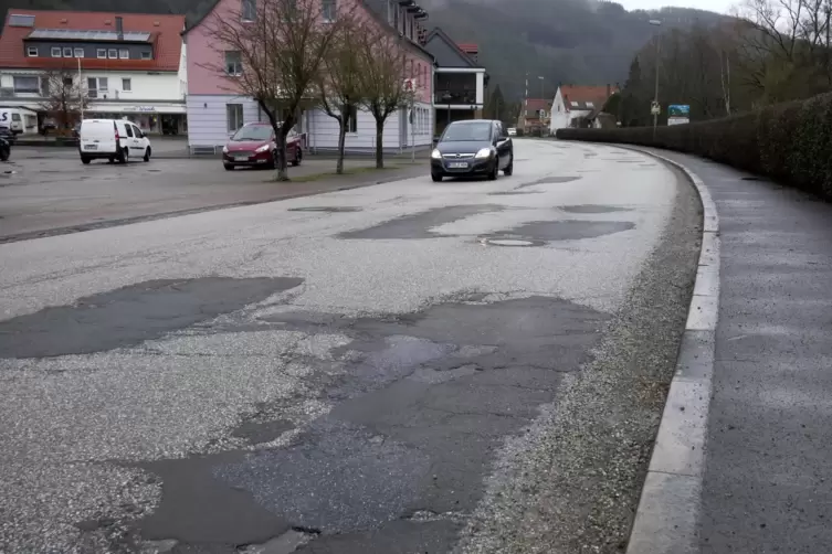 Eine weitere Buckelpiste, die saniert wird: die Ortsdurchfahrt Offenbach-Hundheim. 