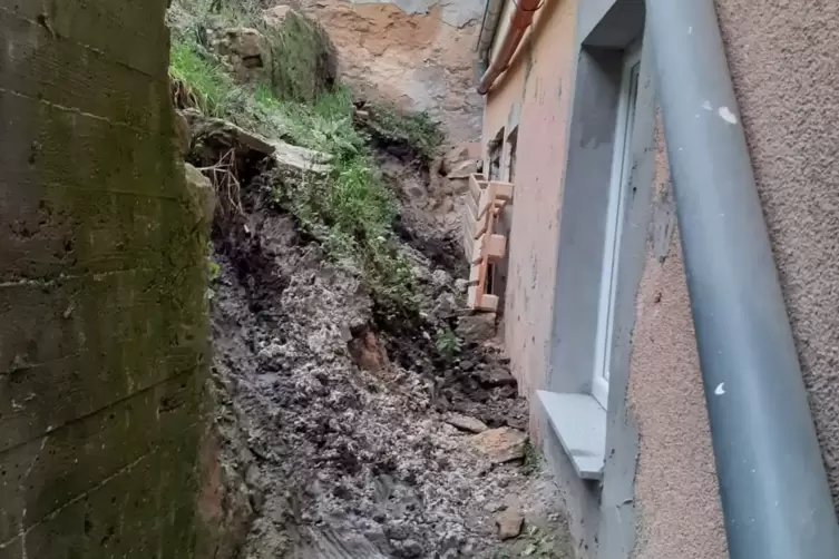 In der Eisenberger Hauptstra&szlig;e drohte ein Hang am Samstag ein Geb&auml;ude zu versch&uuml;tten.