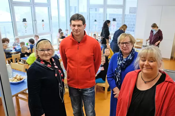 Die Schutzmasken haben sie fürs Foto abgenommen: die ehemalige Leiterin Luise Moch, der Elternbeiratsvorsitzende Kai Uwe Wolf, d Die Schutzmasken haben sie fürs Foto abgenommen: die ehemalige Leiterin Luise Moch, der Elternbeiratsvorsitzende Kai Uwe Wolf, d